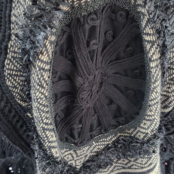 Gorgeous Woven Poncho with Lace Detail - Picture 4 of 5